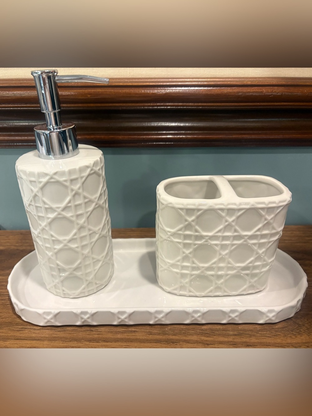 Kassatex 3 Pc. Rattan White Ceramic Bathroom Accessory Set Excellent UC